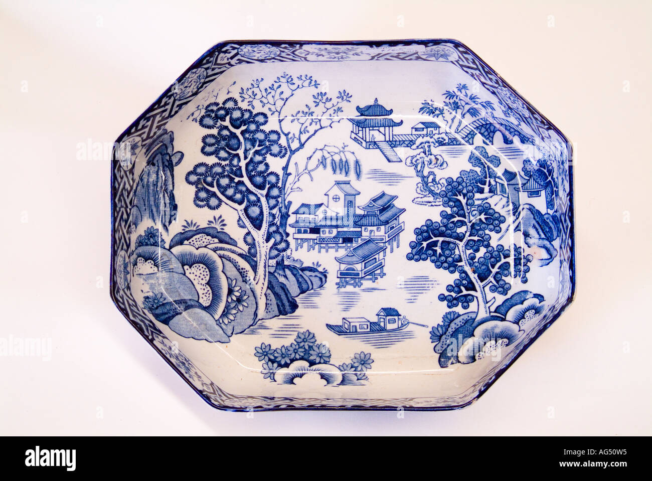 Un plat chinois émaillé bleu antique. Ce n'est pas le motif communément connu sous le nom de motif saule. Banque D'Images