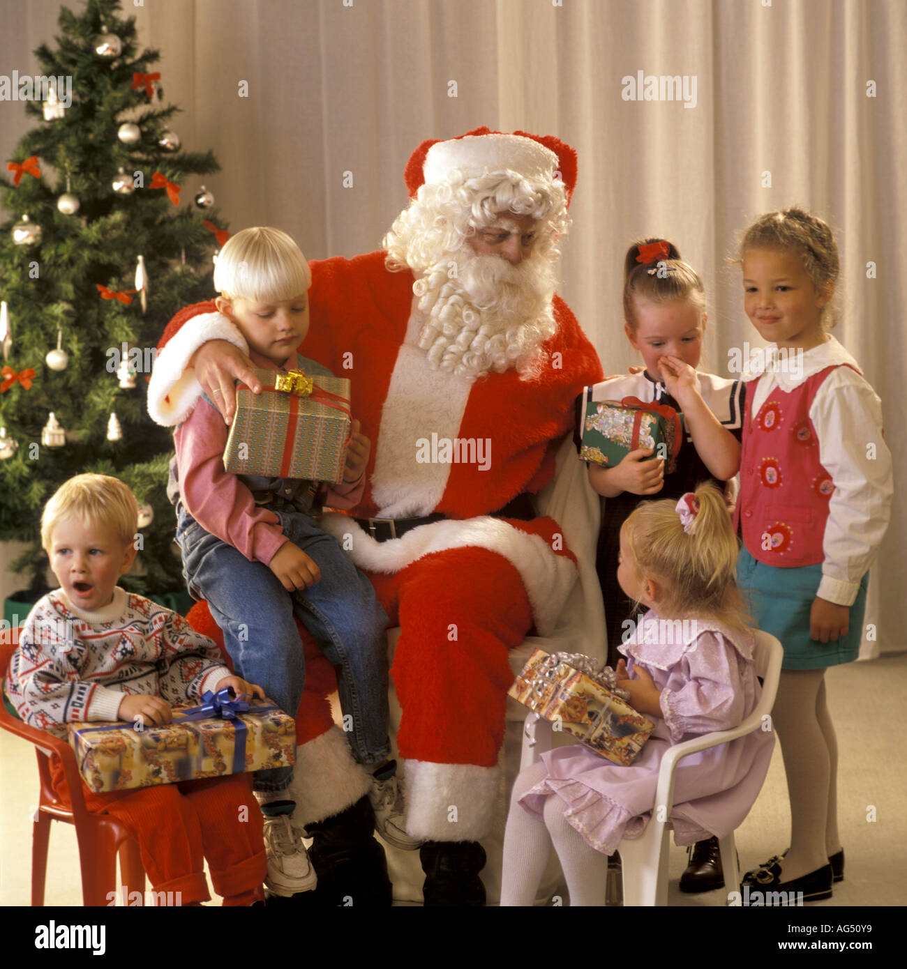 Le Père Noël Te Donnant Un Cadeau Photo stock - Image du sourire, rouge:  26949842