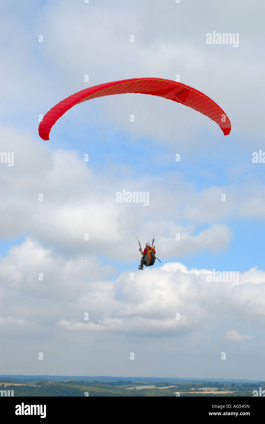 Parapentiste avec auvent rouge contre le ciel Banque D'Images