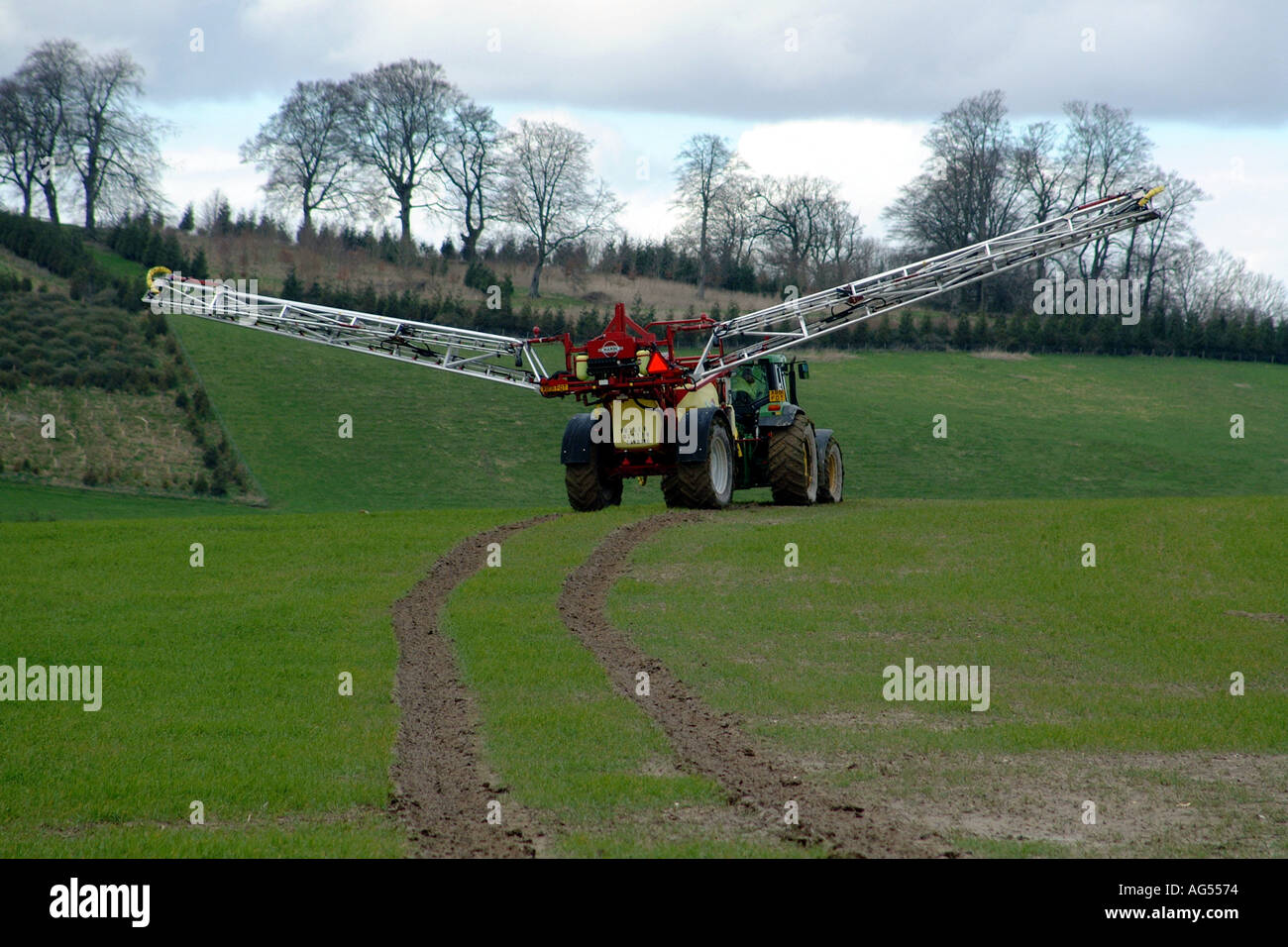 Tracteur pulvérisation agricole du sud de l'Angleterre UK Banque D'Images