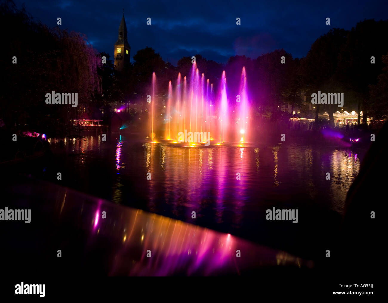 Les lasers et les fontaines Les fontaines d'eau rose glow avec la lumière  réfléchie par les lasers et les voyants de couleur chaude Photo Stock -  Alamy