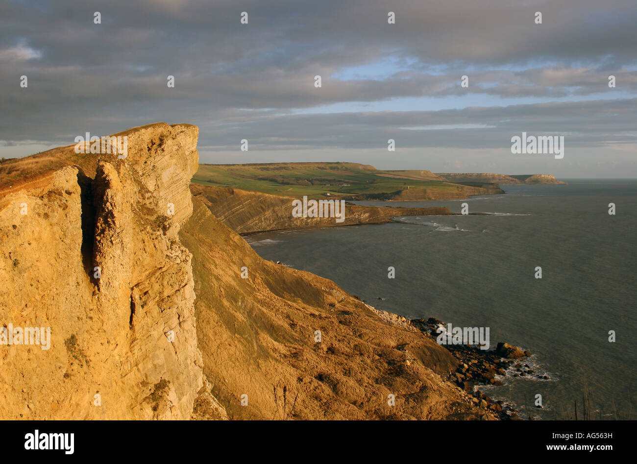 Vue de Kimmeridge Bay à partir de Gad Falaise près de Tyneham dans le Dorset Banque D'Images