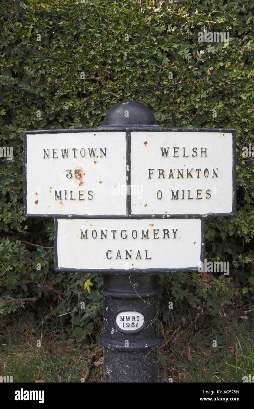 Francton Shropshire England UK. MILEPOST navigable avec la distance aux jonctions sur section restaurée du Canal de Montgomery Banque D'Images
