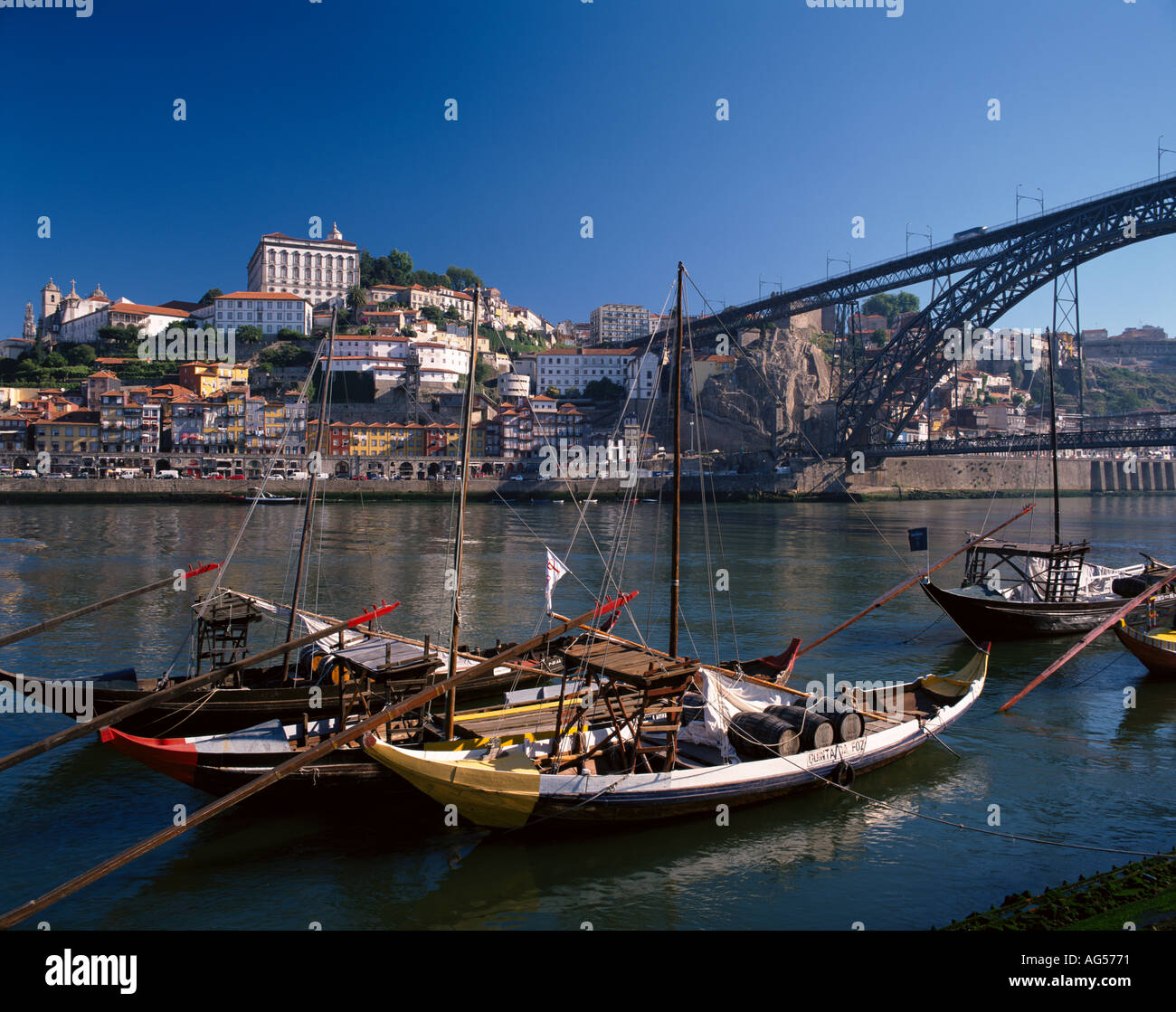 Portugal Porto Douro bateaux Port Pont Dom Luis I Banque D'Images