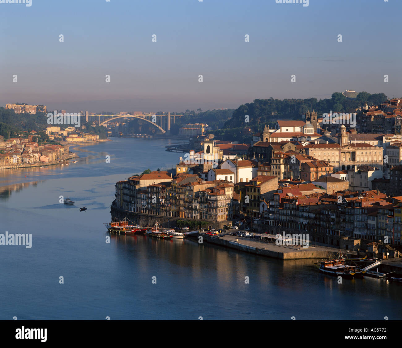 Vue sur la ville de Porto Portugal Douro de Porto Ribeira pont Arrabida Banque D'Images