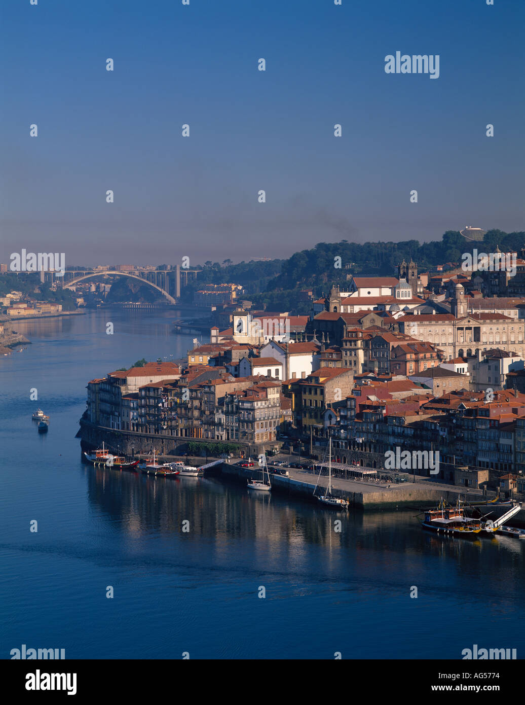 Portugal Porto Porto vue sur la ville du fleuve Douro, quartier de Ribeira pont Arrabida Banque D'Images
