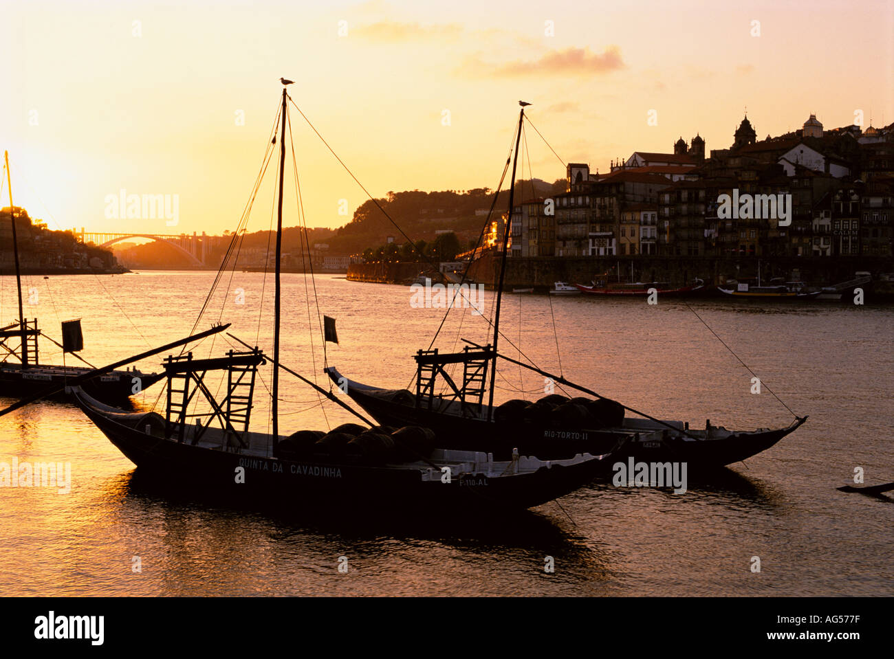 Portugal Porto Douro bateaux Port pont Arrabida au coucher du soleil à distance Banque D'Images