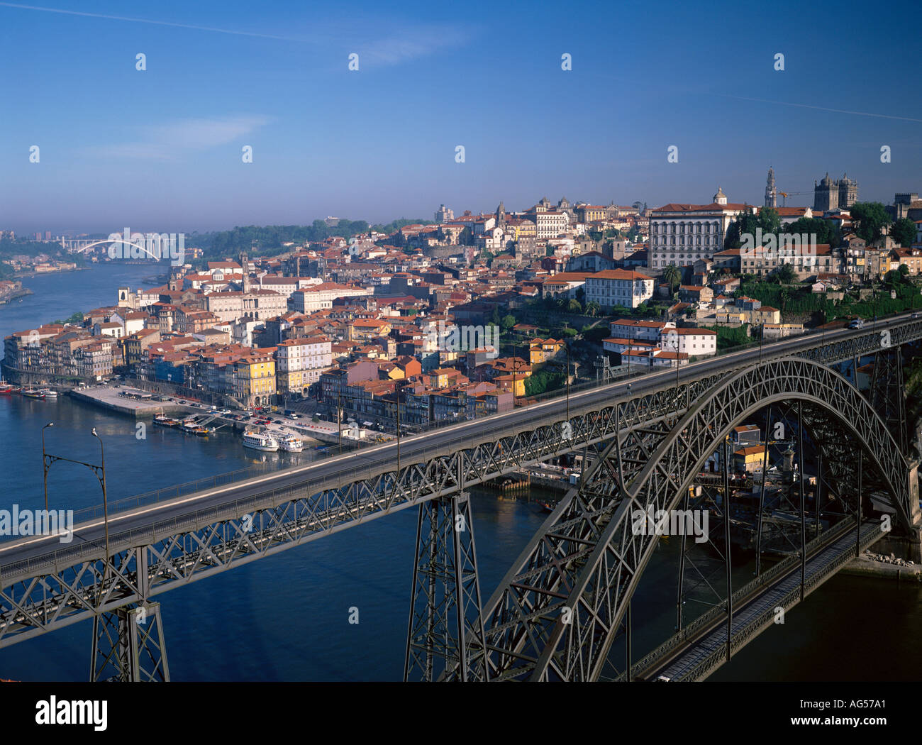 Portugal Porto vue sur la ville de Pont Dom Luis I Douro de Porto Ribeira pont Arrabida dans la distance Banque D'Images