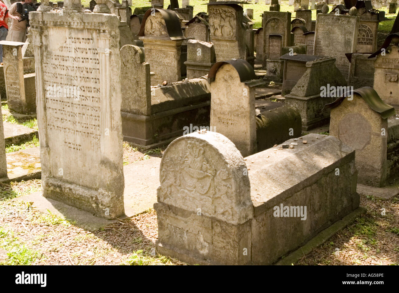 Matzevas et pierres tombales juives historiques dans le vieux cimetière de Remuh, district de Kazimierz, Cracovie, Pologne. Banque D'Images