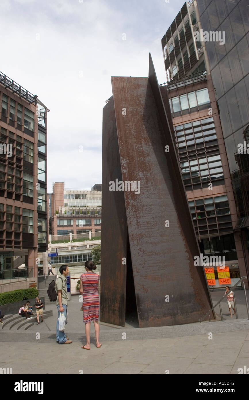 Sculpture intitulée 'Fulcrum' par l'artiste américain Richard Serra à l'entrée de Broadgate, dans la ville de London, GB UK Banque D'Images