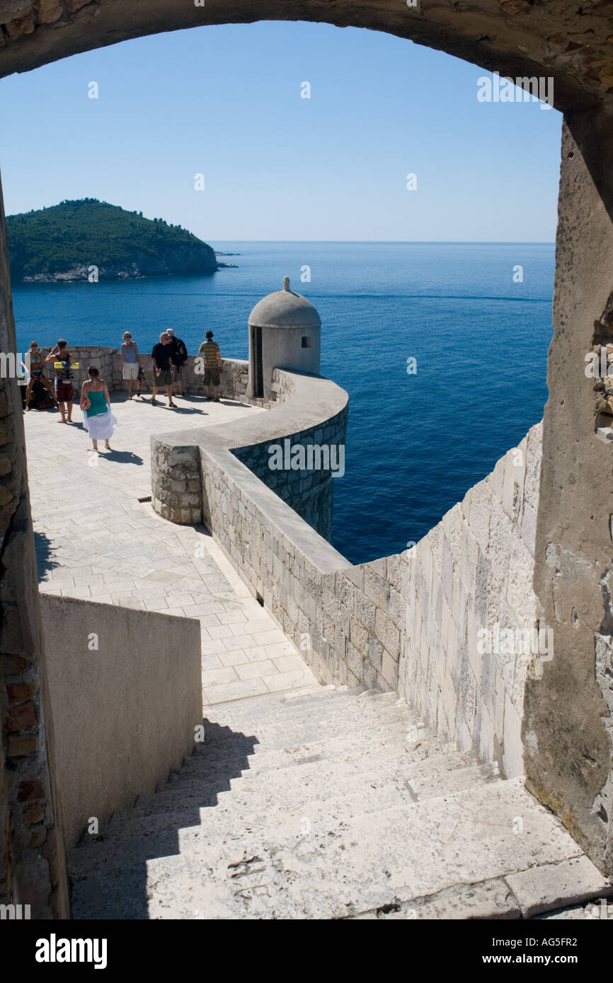 Vieille ville murs de défense à Dubrovnik en Croatie, des touristes font de l'image Banque D'Images