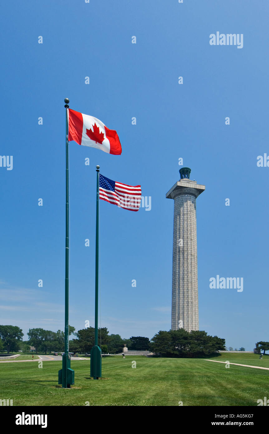 Perry Memorial avec drapeaux américains et canadiens au premier plan l'île South Bass en Ohio Banque D'Images