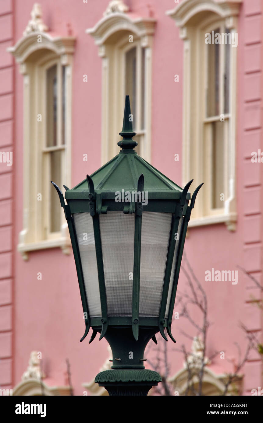 De Gaz à effet de lampe de rue et façade de bâtiment rose Charleston en Caroline du Sud Banque D'Images