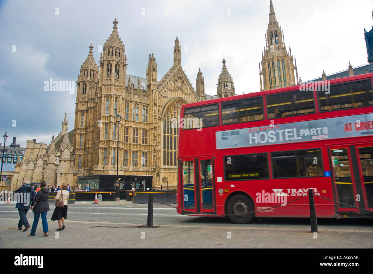 Red Bus passig devant les Chambres du Parlement de Westminster London UK Banque D'Images