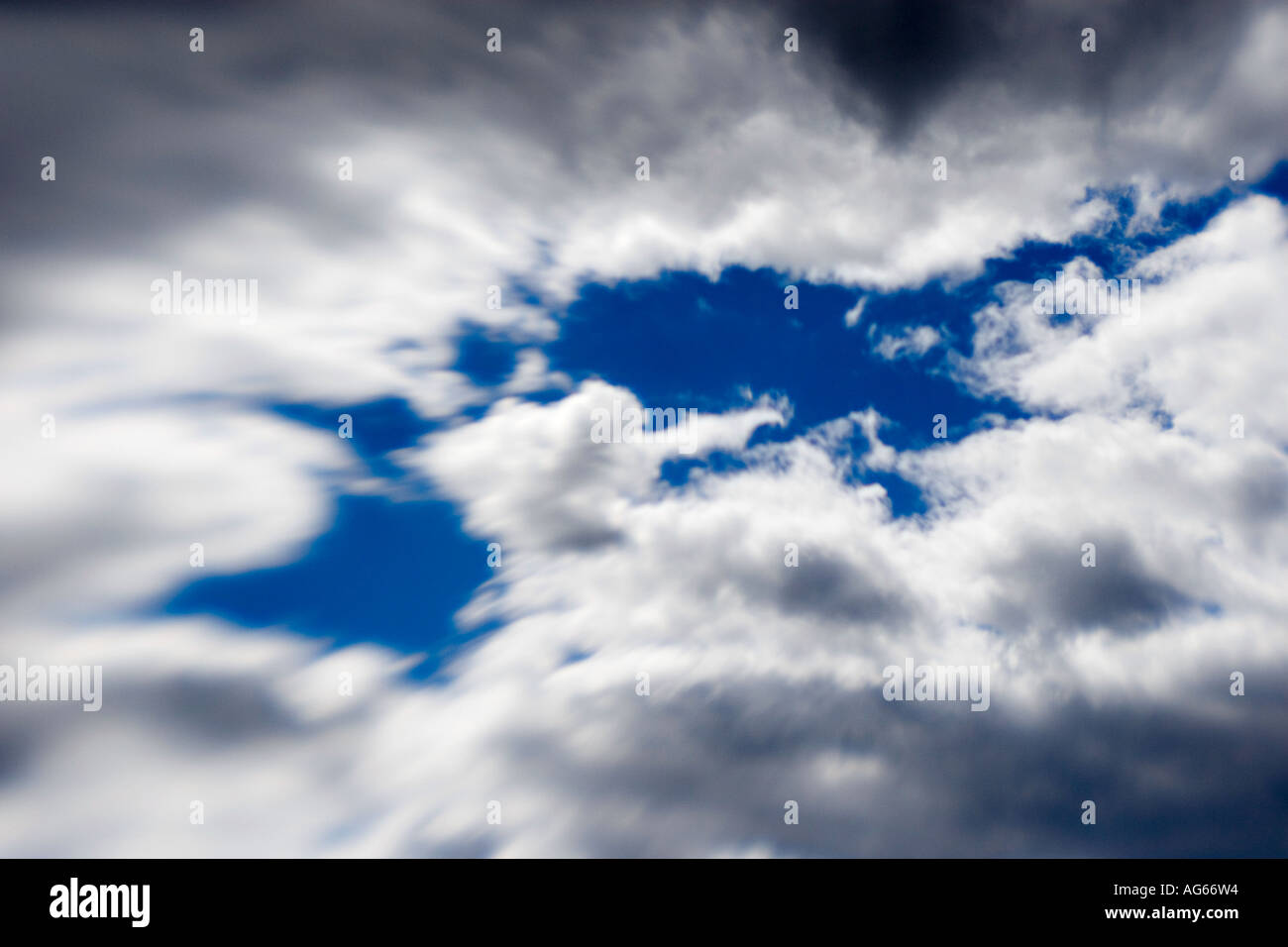 Ciel et nuages rétroéclairé étrange Banque D'Images