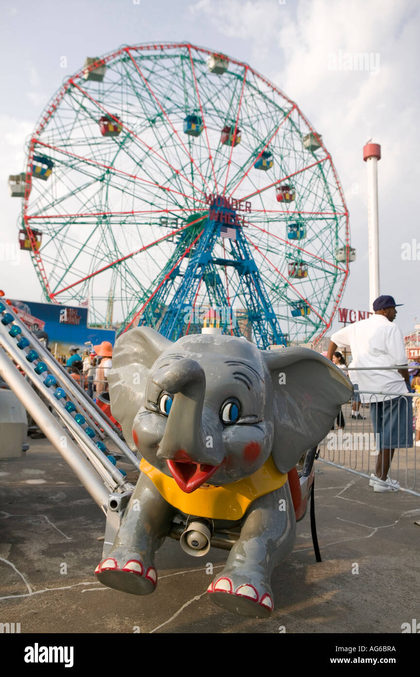 Tour d'éléphant vide de foire à Coney Island à New York City USA Mai 2006 Banque D'Images