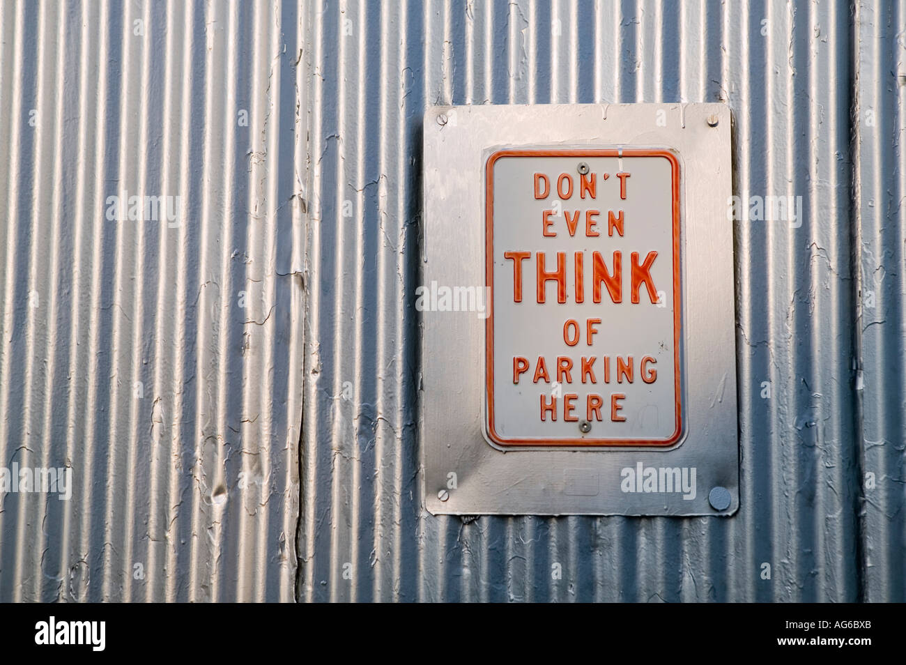 Ne pensez même pas ici de stationnement parking sign sur une barrière métallique USA Mai 2006 Banque D'Images