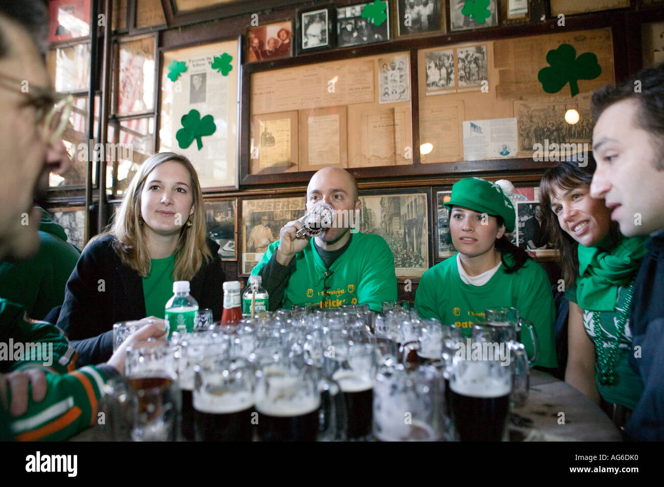 Les amis boire ensemble sur St Patrick s day à McSorley s pub à New York États-Unis Mars 2006 Banque D'Images
