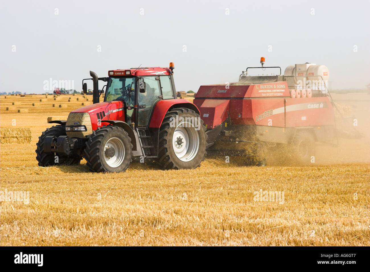 Cas où le tracteur et à grosses balles LBX au travail dans le Hertfordshire, en Angleterre. Banque D'Images