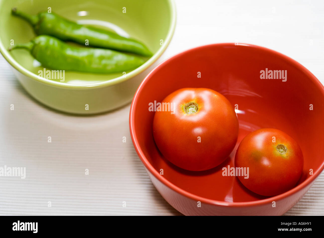 Bol rouge de tomates et de poivrons verts boul Banque D'Images