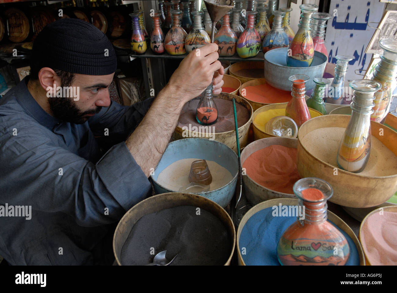 Jordanien ajoute du sable coloré pour une bouteille remplie de sable multicolore roches qui se trouve à Petra dans un magasin de souvenirs à Amman Jordanie Banque D'Images