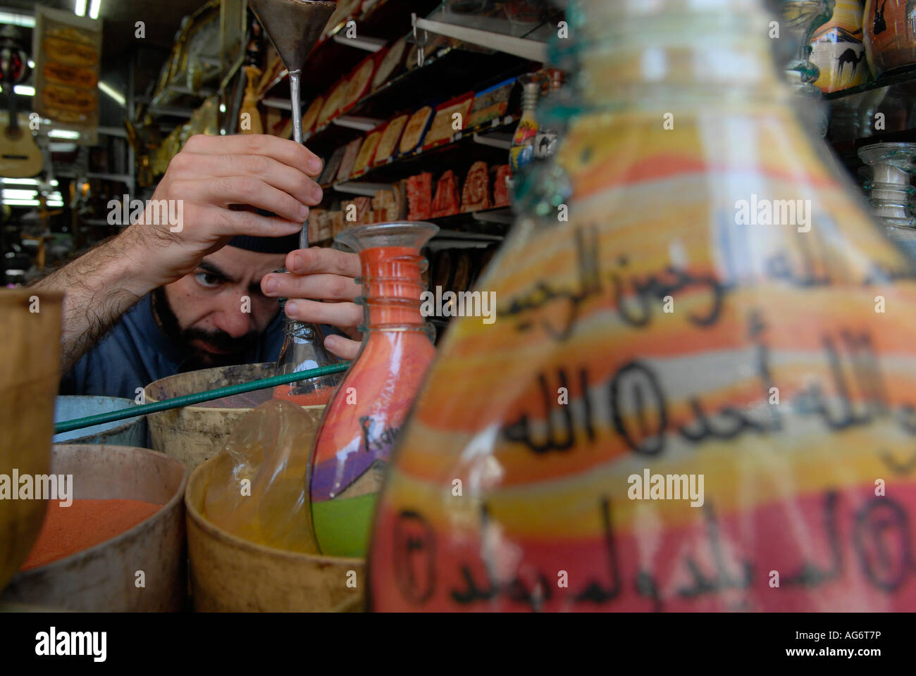 Jordanien ajoute du sable coloré pour une bouteille remplie de sable multicolore roches qui se trouve à Petra dans un magasin de souvenirs à Amman Jordanie Banque D'Images