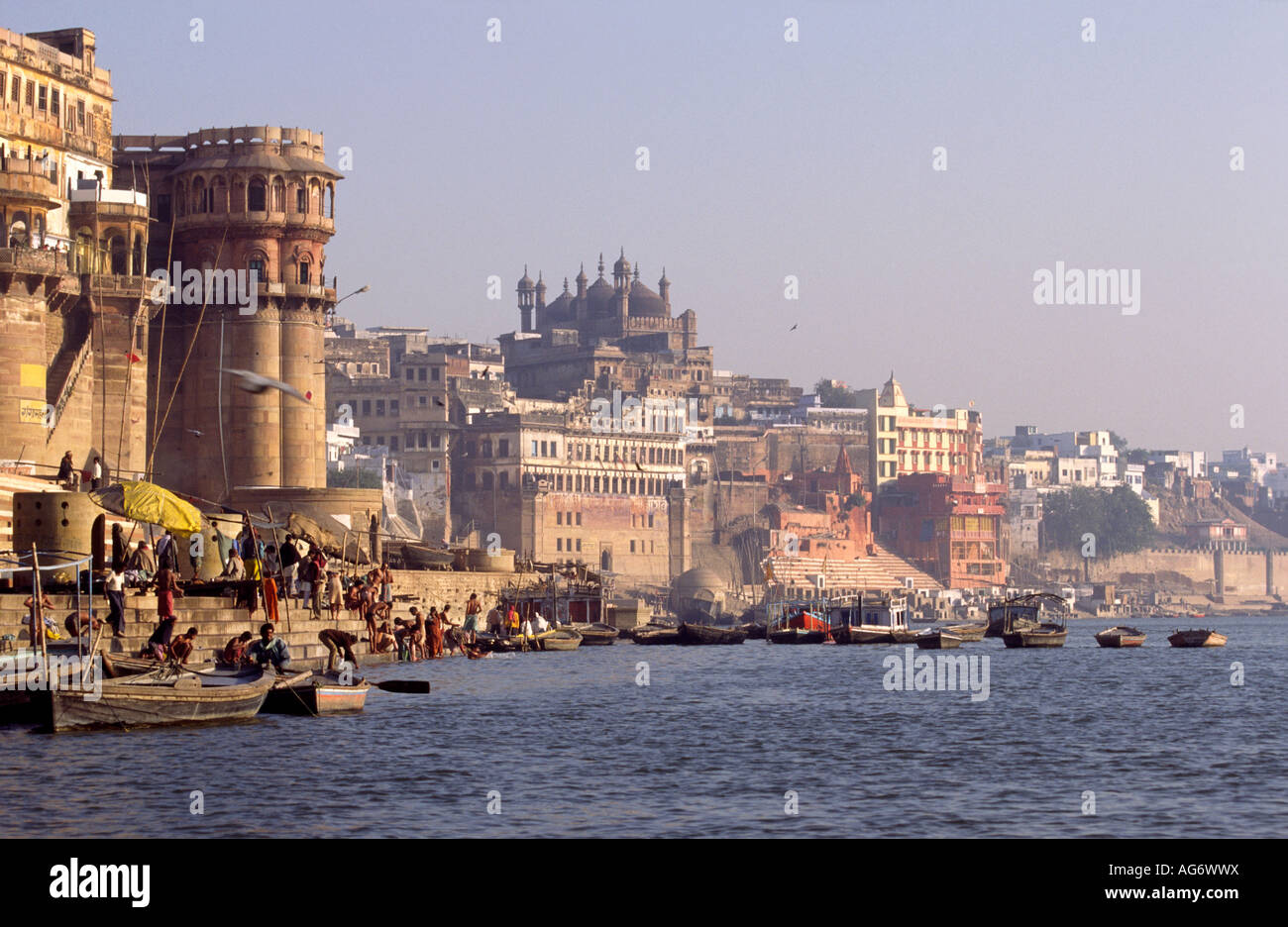 L'Inde Uttar Pradesh Varanasi Ram Ghat avec grande mosquée d'Aurangzeb à distance Banque D'Images