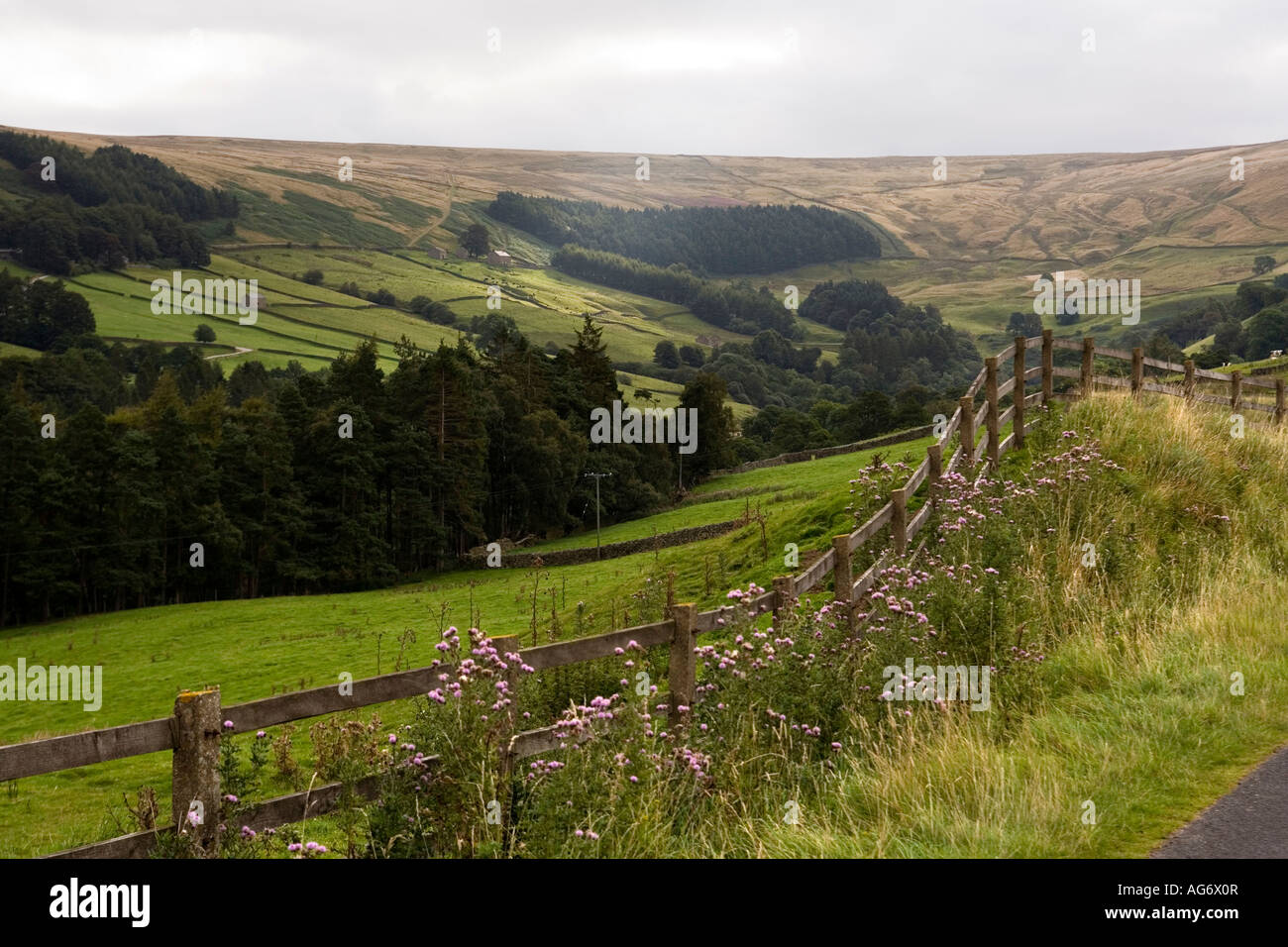 UK Yorkshire East Nidderdale rayon de soleil tombant sur ferme isolée ci-dessous Pott Moor Banque D'Images