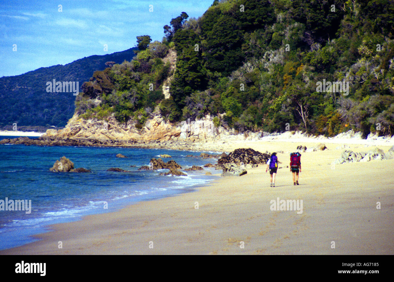 Les Randonneurs marchant sur la plage sentier du littoral Parc national Abel Tasman ile sud Nouvelle Zelande Banque D'Images