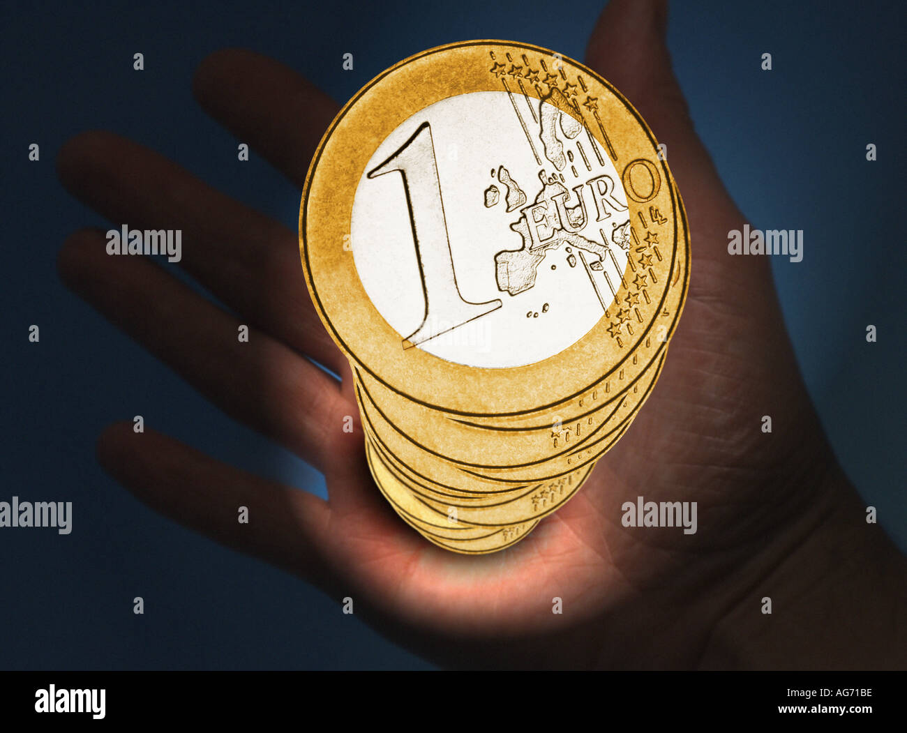 Hand holding pile de pièces en euro Banque D'Images