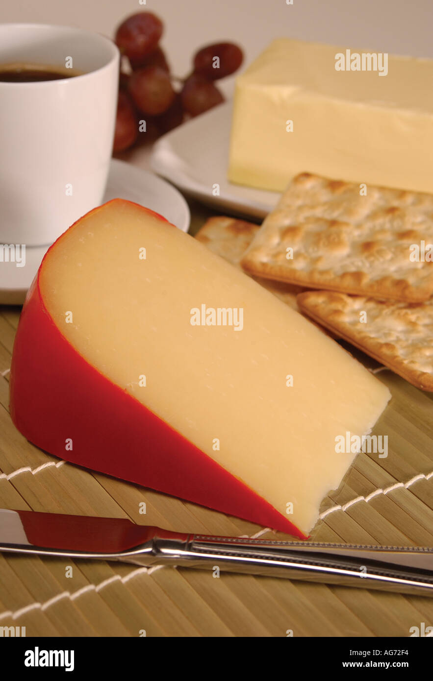 Gros plan d'un morceau de fromage Edam avec des craquelins à la crème et des biscuits Banque D'Images