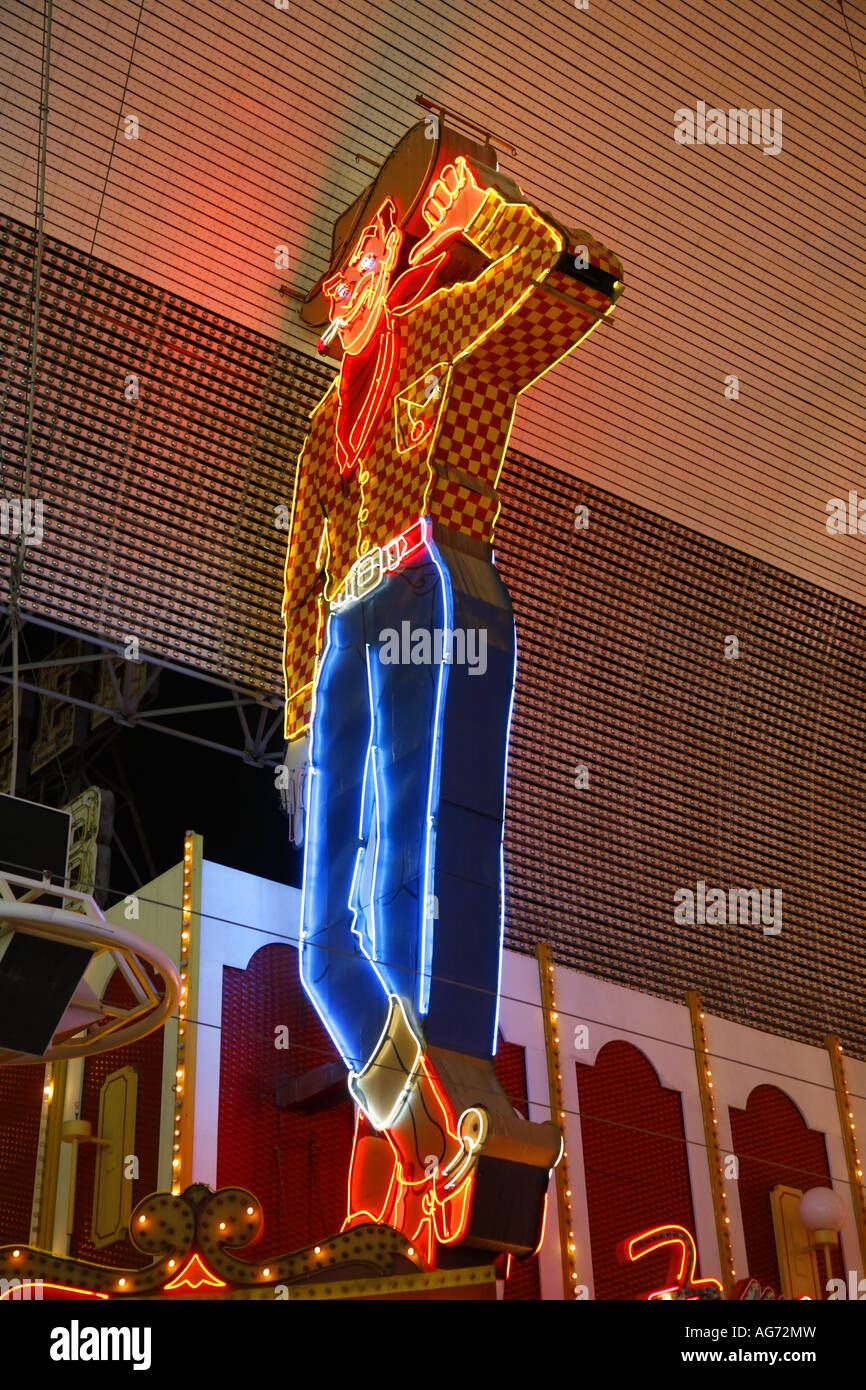 Le 40 pieds de hauteur cowboy néon Vegas Vic sur le pionnier le centre-ville de Las Vegas au Nevada Banque D'Images