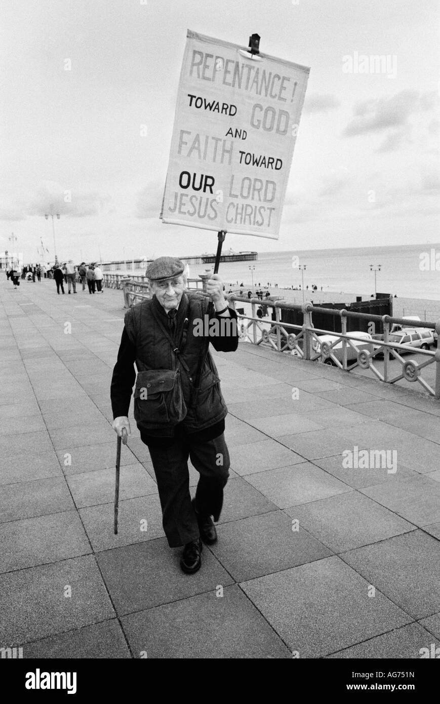Prédicateur religieux sur le front de mer de Brighton UK avec message board Banque D'Images