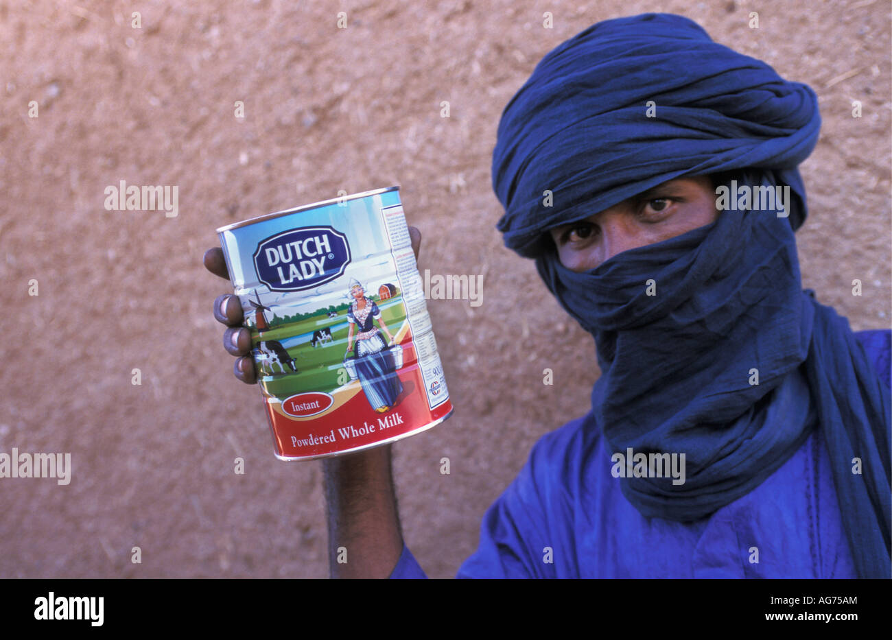 Agadez Niger Homme de tribu touareg holding peut de lait en poudre avec la marque néerlandaise Dutch Lady Banque D'Images