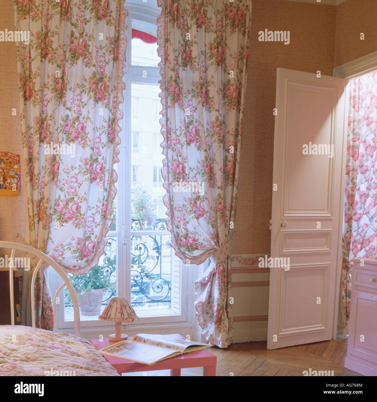 Les rideaux à fleurs rose portes françaises dans la chambre rose Photo  Stock - Alamy