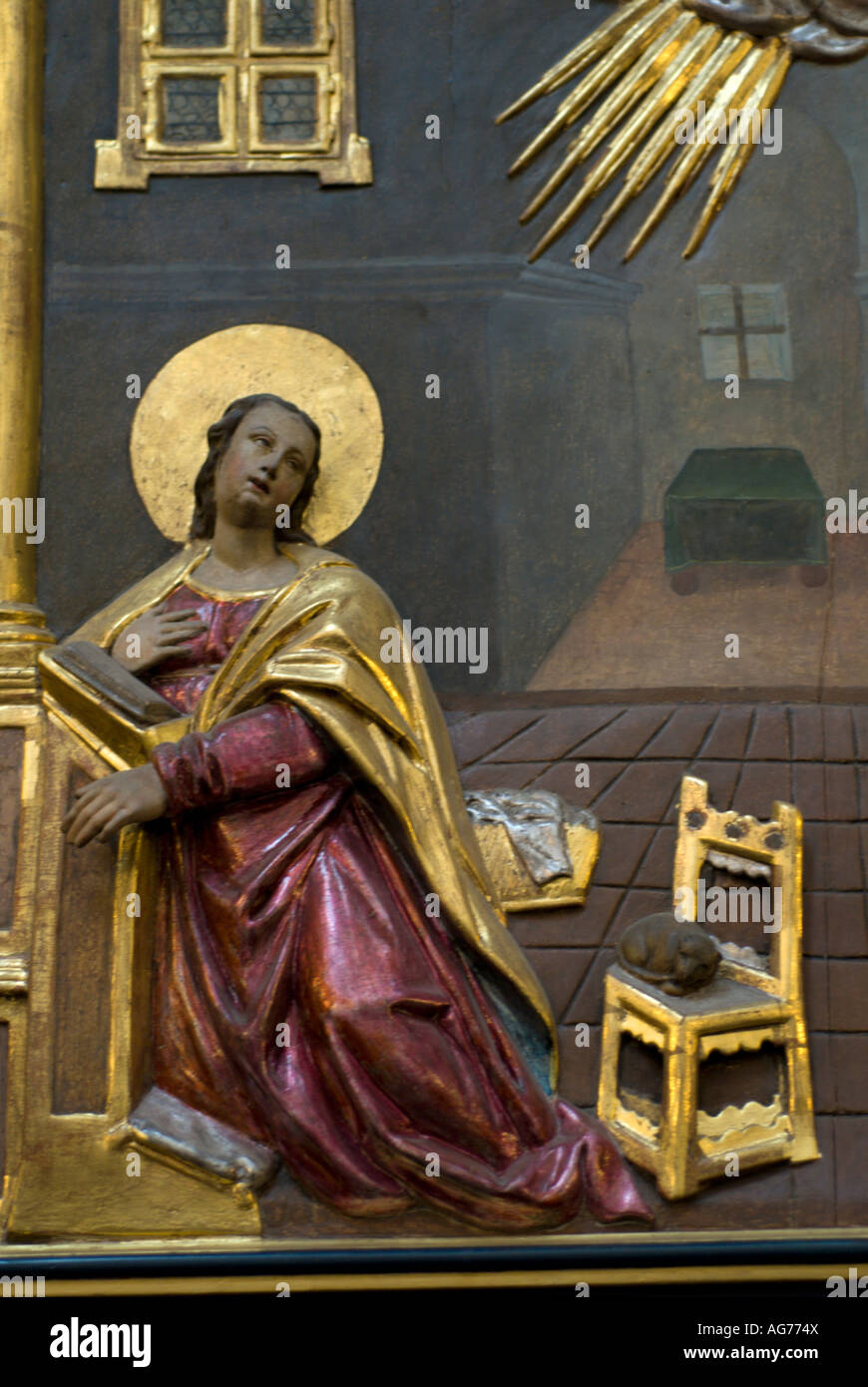 Détail de l'image de secours figure religieuse agenouillée dans l'intérieur de la Basilique de St Marys church place Rynek Glowny Krakow Pologne Banque D'Images