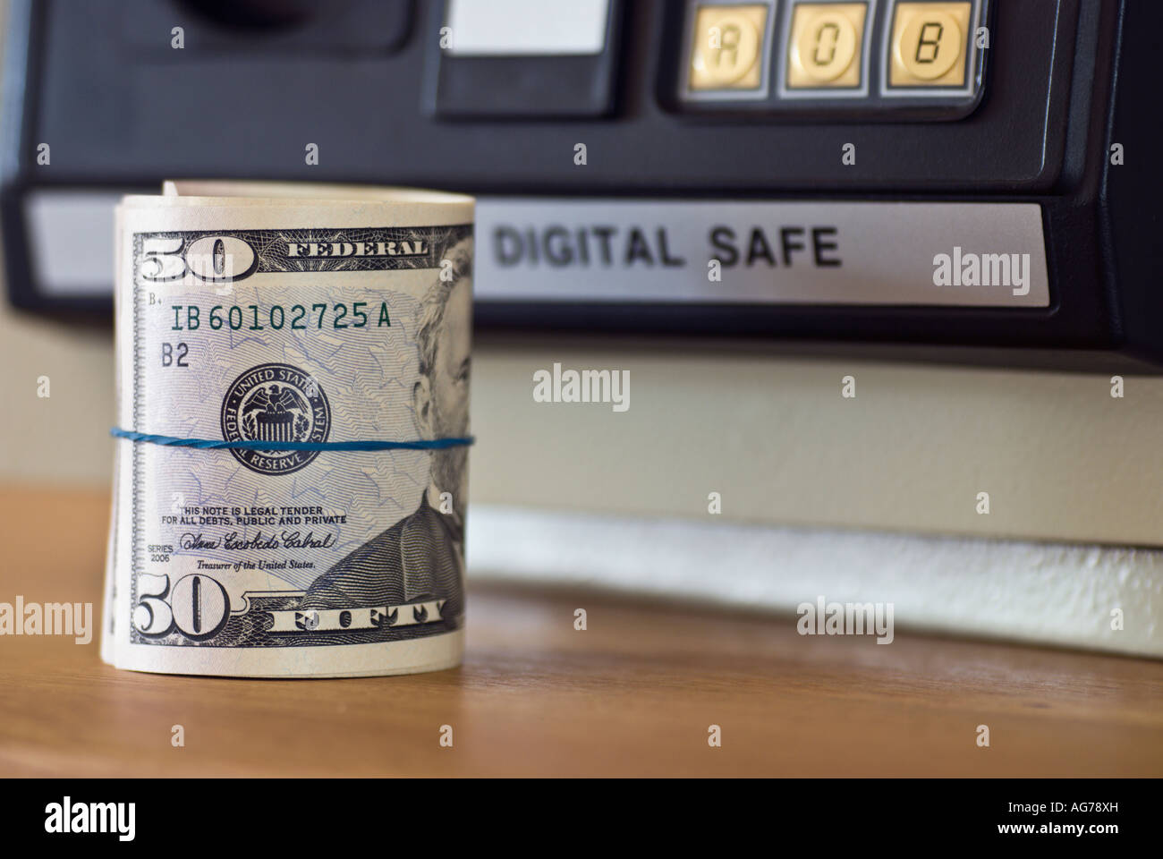 Un rouleau de dollars US en face d'un des problèmes de mise au point d'un coffre-fort numérique Banque D'Images