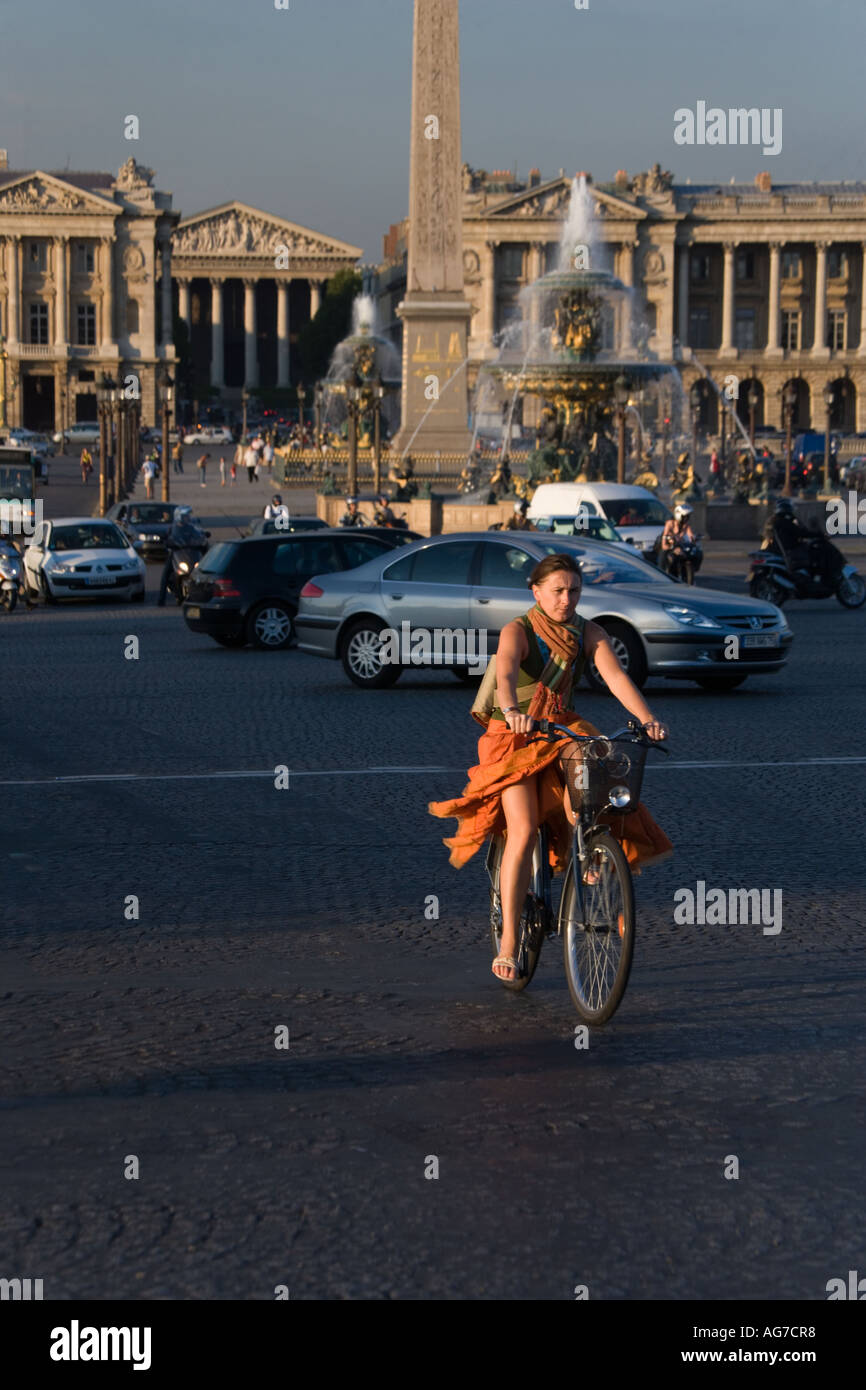 Les cyclistes de traverser la Place de la Concorde Paris France Banque D'Images