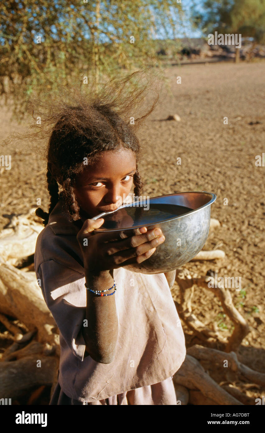Agadez Niger Jeune Fille de l'eau potable de la tribu Touareg Banque D'Images