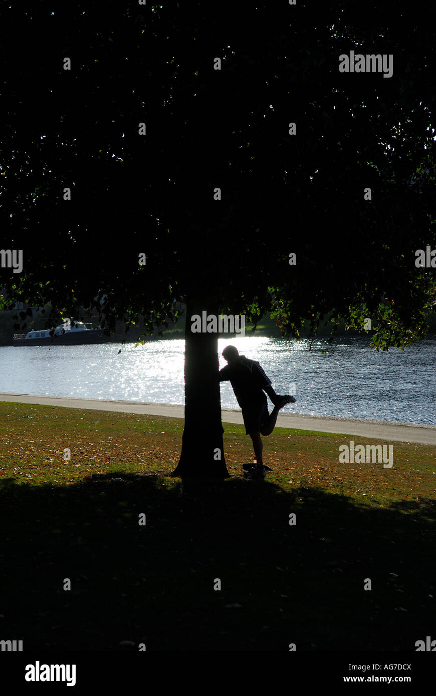 L'homme s'étire les muscles des pattes avant l'exécution. Banque D'Images