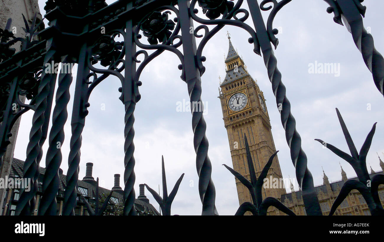 Big Ben de l'Angleterre par grille de fer. Banque D'Images