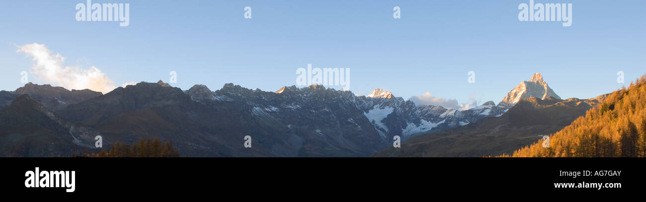 Le Mont Cervin Cervin 4478 m et Alpes Pennines prises à partir de la Val Tournanche à Val d Aoste Italie Vue panoramique Banque D'Images