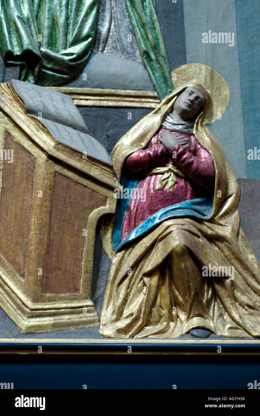 Soulagement de la figure religieuse à St.Mary's église gothique Basilique Krakow Pologne Banque D'Images