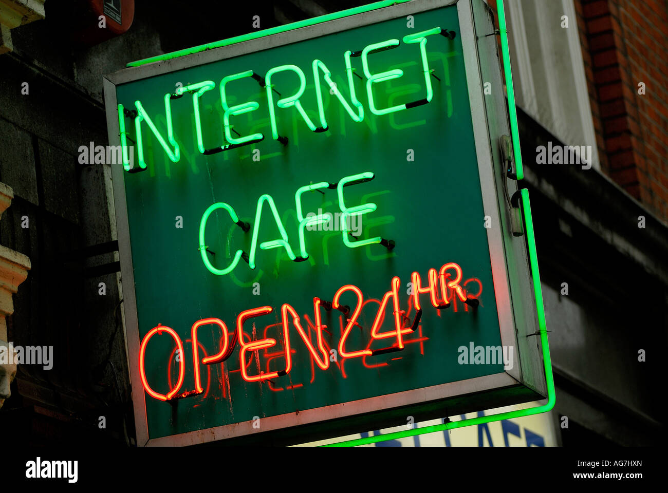 Café internet en néon, Londres, Angleterre Banque D'Images
