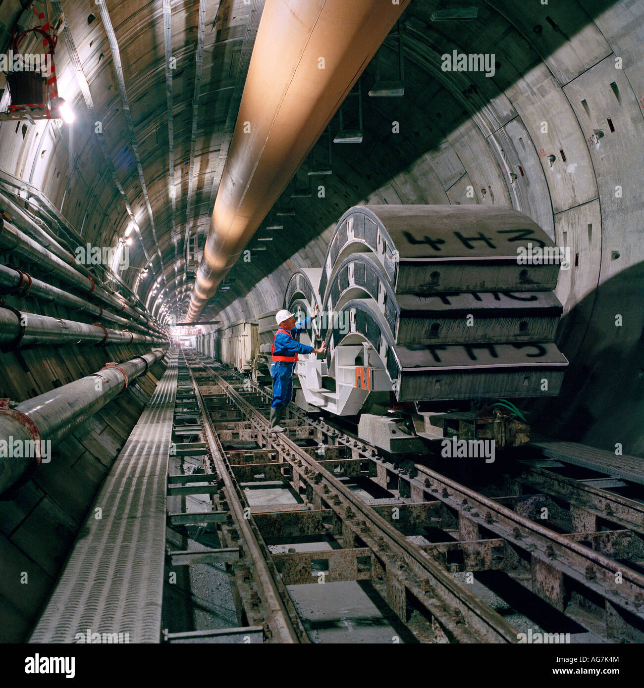 Channel Tunnel engineer examine Lot de segments de béton sur un train à destination d'œuvres le tunnelier dans un tunnel ferroviaire Banque D'Images