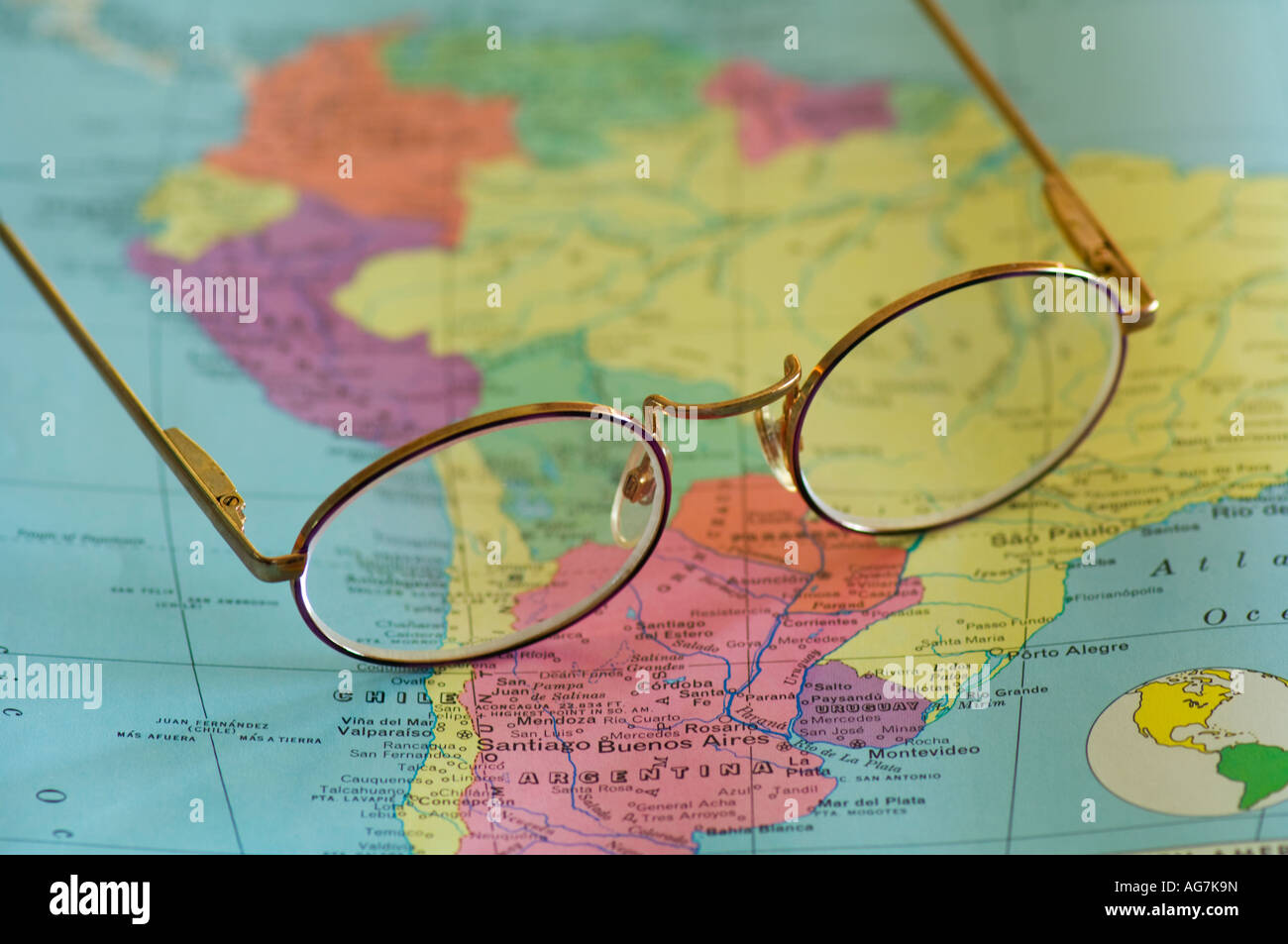 Libre de lunettes de lecture sur la carte de l'Amérique du Sud Banque D'Images