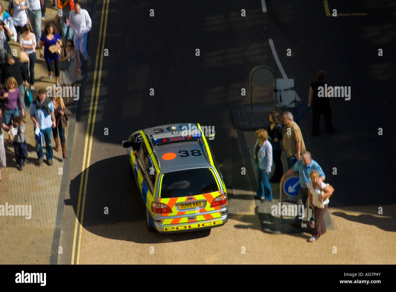 Un véhicule de la Police de Thames Valley répondre à l'urgence avec lumière bleue dans la ville universitaire de Oxford Banque D'Images