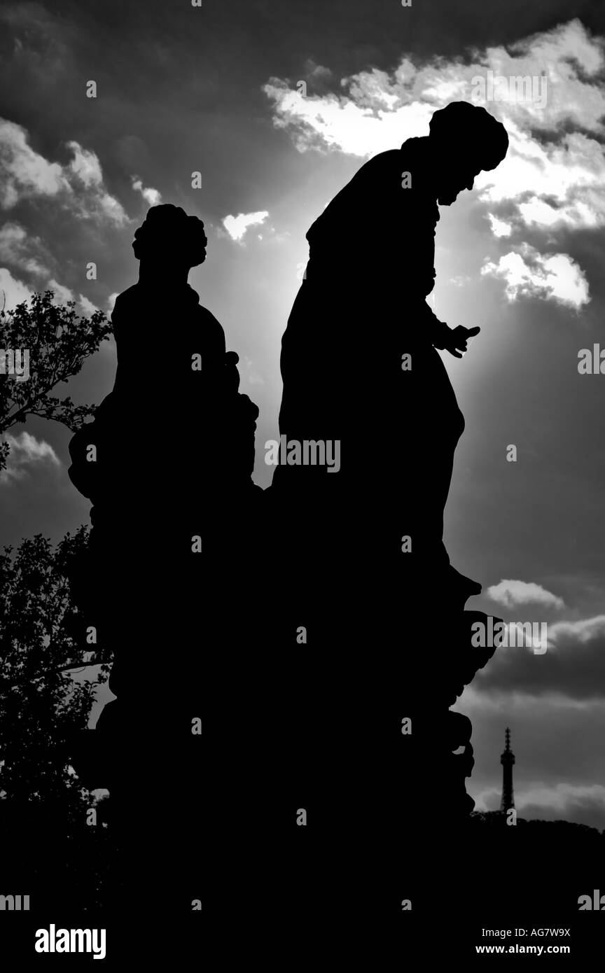 Statue de Saint Ivo sur le Pont Charles avec la colline de Petrin, dans le centre de Prague République tchèque EU Banque D'Images