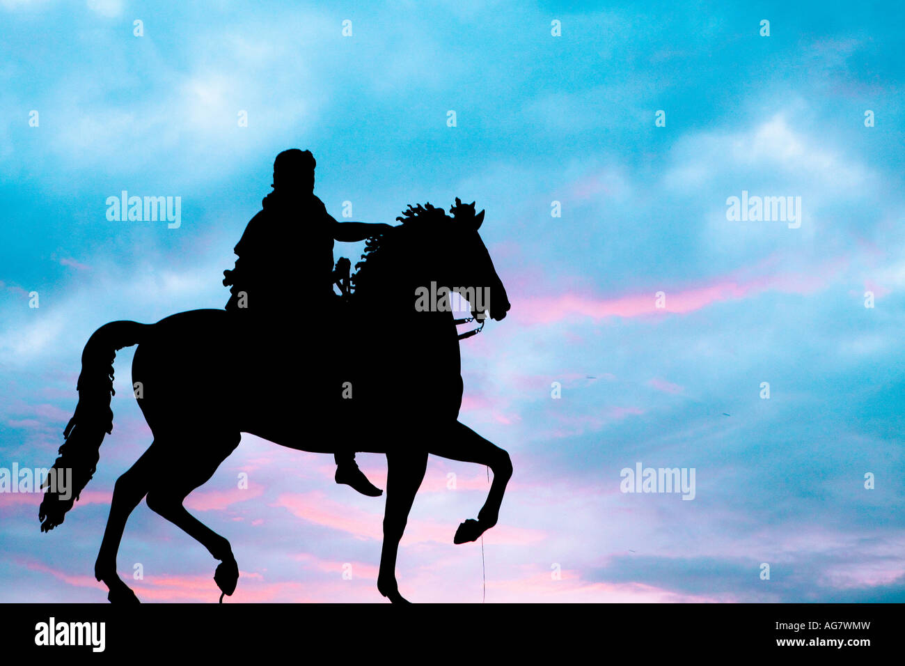 Immortalisé Knight et son cheval sous un ciel bleu à rouge dask Banque D'Images