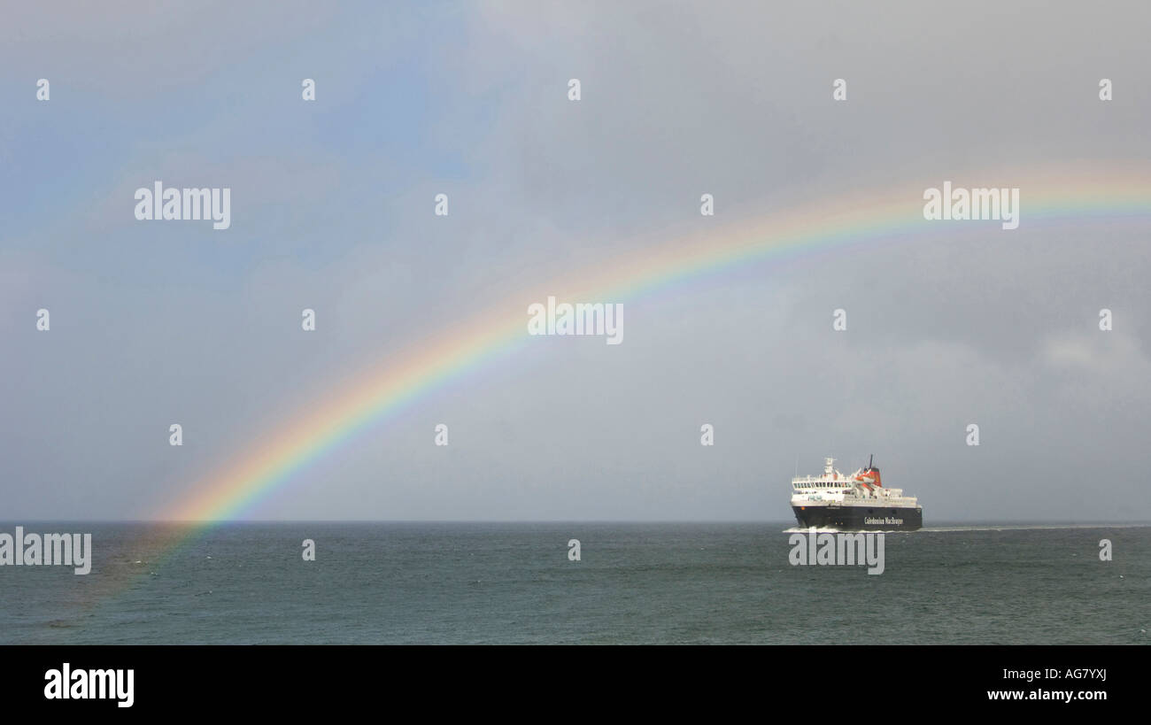 L'hôtel Caledonian Macbrayne le Caledonian Isles ferry Brodick approches sur l'île d'Arran à travers un arc-en-ciel Banque D'Images